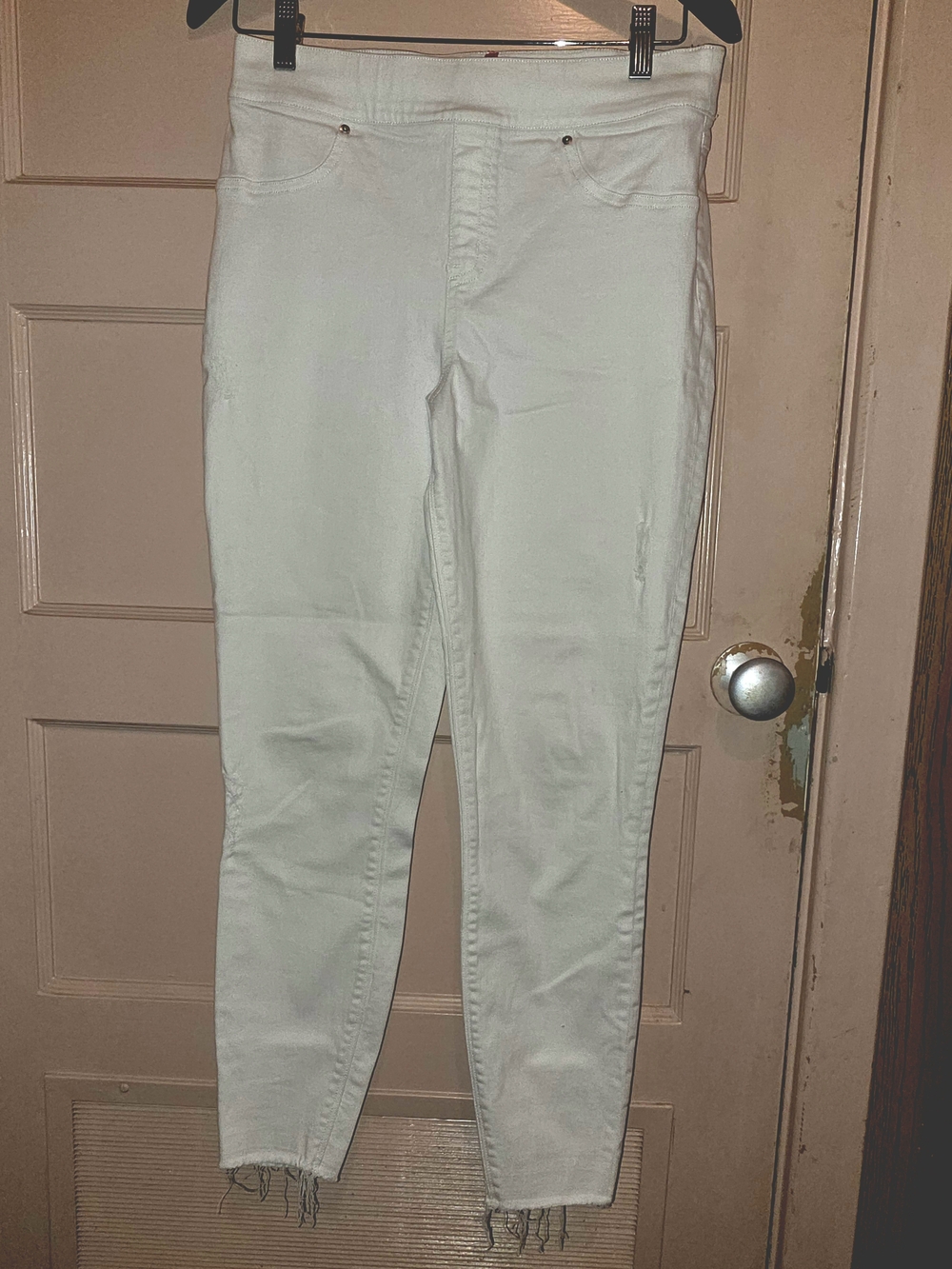 SPANX Pull On White Ankle Skinny Jeans Distressed Frayed Raw Hem Size Medium